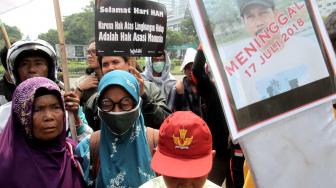 Sejumlah massa aksi bersama Wahana Lingkungan Hidup Indonesia (Walhi) saat unjuk rasa menolak kriminalisasi di depan Istana Negara, Jakarta Pusat, Kamis (11/12).[Suara.com/Fakhri Hermansyah]