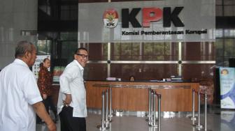 Mantan Wakil Gubernur Jawa Barat, Deddy Mizwar berjalan saat tiba di gedung KPK, seusai menjalani pemeriksaan di Jakarta, Rabu (12/12). ANTARA FOTO/Dhemas Reviyanto