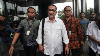 Mantan Wakil Gubernur Jawa Barat, Deddy Mizwar berjalan meninggalkan gedung KPK, seusai menjalani pemeriksaan di Jakarta, Rabu (12/12). ANTARA FOTO/Dhemas Reviyanto