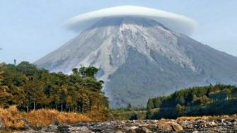 Gunung Semeru 'Bertopi', Ini Penjelasan BNPB