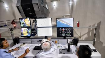 Pilot mengoperasikan simulator Advance Orientation Trainer di Lakespra Saryanto, Jakarta, Rabu (12/12). [Suara.com/Muhaimin A Untung]