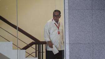 Mantan Wakil Gubernur Jawa Barat, Deddy Mizwar berjalan saat tiba di gedung KPK, seusai menjalani pemeriksaan di Jakarta, Rabu (12/12). ANTARA FOTO/Dhemas Reviyanto
