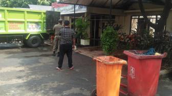 Pasca Dibakar Ratusan Orang, Pasukan Orange Bersihkan Polsek Ciracas