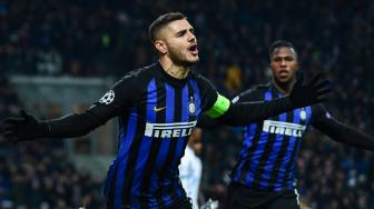 Pemain depan Inter Milan Mauro Icardi merayakan golnya setelah mencetak gol penyama ke gawang PSV selama pertandingan grup B Liga Champions Inter Milan melawan PSV Eindhoven di Stadion San Siro, Milan, Italia, Rabu (12/12). [Miguel MEDINA / AFP]
