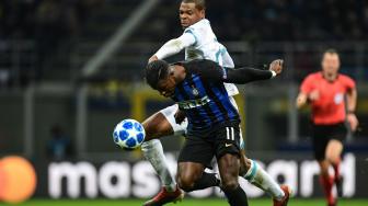 Pemain Inter Milan Keita Balde berebut bola dengan bek PSV Eindhoven, Denzel Dumfries selama pertandingan Liga Champions grup B Inter Milan melawan PSV Eindhoven di Stadion San Siro, Milan, Italia, Rabu (12/12). [Miguel MEDINA / AFP]