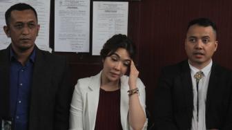 Artis Gisella Anastasia menghadiri sidang kedua perceraian dengan Gading Marten di Pengadilan Negeri Jakarta Selatan, Rabu (12/12). (Suara com/Fakhri Hermansyah)