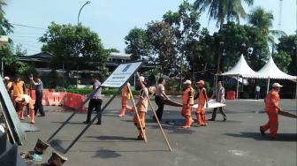 Gedung Dibakar, Polsek Ciracas Lakukan Pelayanan Publik di Area Lapangan