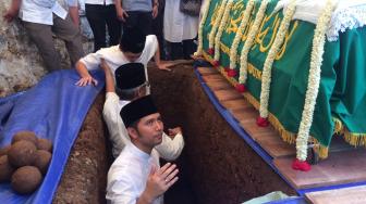 Suami Arumi Bachsin Akui Sangat Dekat dengan Almarhum Adik