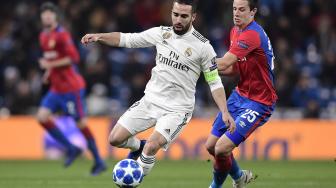 Bek Real Madrid Carvajal bersaing memperebutkan bola dengan gelandang CSKA Moskow Kristijan Bistrovic selama pertandingan grup G Liga Champions antara Real Madrid melawan CSKA Moskow di Stadion Santiago Bernabeu, Madrid, Spanyol, Kamis (13/12). [JAVIER SORIANO / AFP]