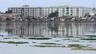 Suasana Waduk Pluit yang dipenuhi pemukiman padat penduduk di Jakarta Utara, Kamis (13/12). [Suara.com/Fakhri Hermansyah]