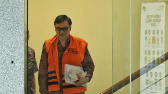 Direktur Operasional Lippo Group Billy Sindoro bersiap meninggalkan ruangan seusai menjalani pemeriksaan di gedung KPK, Jakarta, Rabu (18/4). [Suara.com/Muhaimin A Untung]