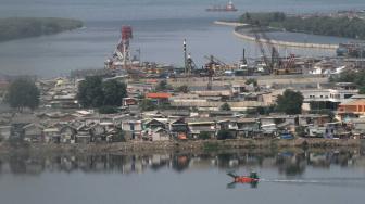 Suasana Waduk Pluit yang dipenuhi pemukiman padat penduduk di Jakarta Utara, Kamis (13/12). [Suara.com/Fakhri Hermansyah]