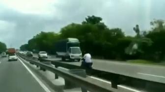 Pemuda Ini Naik Motor Lawan Arus di Tol, Bikin Panas Dingin