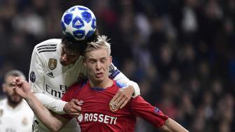 Bek Real Madrid Jesus Vallejo bersaing memperebutkan bola dengan gelandang CSKA Moskow Hordur Magnusson selama pertandingan grup G Liga Champions UEFA antara Real Madrid melawan CSKA Moskow di Stadion Santiago Bernabeu, Madrid, Spanyol, Kamis (13/12). [JAVIER SORIANO / AFP]