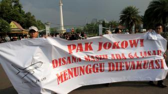 Keluarga korban jatuhnya pesawat Lion Air JT610 melakukan aksi di Taman Aspirasi Monas, Jakarta, Kamis (13/12). [Suara.com/Fakhri Hermansyah]