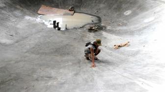 Sejumlah pekerja menyelesaikan proses pembuatan arena papan seluncur atau skate park dan lintasan sepeda BMX di kolong flyover Slipi, Jakarta Barat, Jumat (14/12). [Suara.com/Fakhri Hermansyah]