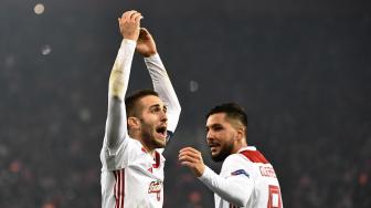 Gelandang  Olympiakos, Kostas Fortounis  merayakan golnya  setelah mencetak gol ke gawang AC Milan selama pertandingan Liga Europa grup F antara Olympiakos melawan AC Milan di Stadion Karaiskaki, Piraeus, Yunani, Jumat (14/12). [ARIS MESSINIS / AFP]