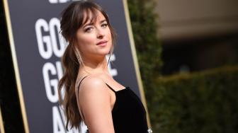 Lepas Retainer Permanen Setelah 16 Tahun, Gigi Dakota Johnson Menyatu