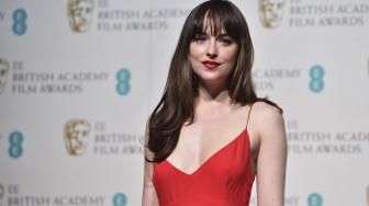 Dakota Johnson Rilis Podcast, Isinya Curhatan Penyintas Kekerasan Seksual