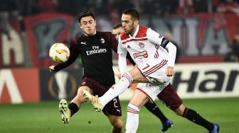 Gelandang Olympiakos Piraeus  Kostas Fortounis bersaing dengan pemain AC Milan Davide Calabria selama pertandingan sepak bola Liga Europa grup F antara Olympiakos melawan AC Milan di Stadion Karaiskaki, Piraeus, Yunani, Jumat (14/12). [ARIS MESSINIS / AFP]