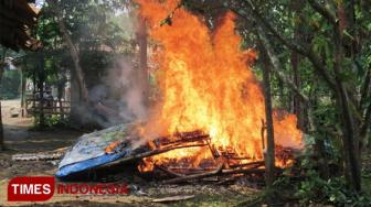 Bilik di Kampung Narkoba Dibakar Polisi