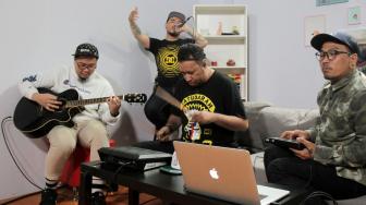 Band Rock Saint Loco saat tampil di kantor Redaksi Suara.com di Jakarta Selatan, Jumat (14/12). [Suara.com/Fakhri Hermansyah]