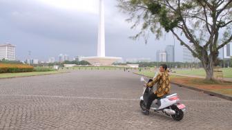 Petugas melakukan uji coba motor listrik untuk operasional petugas pengamanan di Monumen Nasional, Jakarta Pusat, Sabtu (15/12). [Suara.com/Fakhri Hermansyah]