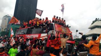 Dikawal Ribuan Jakmania, Pawai Persija Bergerak ke Balai Kota,