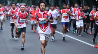 Sejumlah peserta berlari saat mengikuti acara Bela Negara Run 2018 di Jalan Merdeka Barat, Jakarta, Minggu (16/12). [Suara.com/Muhaimin A Untung]