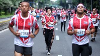 Sejumlah peserta berlari saat mengikuti acara Bela Negara Run 2018 di Jalan Merdeka Barat, Jakarta, Minggu (16/12). [Suara.com/Muhaimin A Untung]