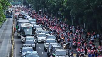 Sejumlah peserta berlari saat mengikuti acara Bela Negara Run 2018 di Jalan Merdeka Barat, Jakarta, Minggu (16/12). [Suara.com/Muhaimin A Untung]