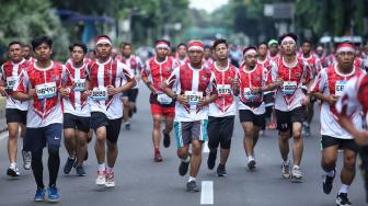 Sejumlah peserta berlari saat mengikuti acara Bela Negara Run 2018 di Jalan Merdeka Barat, Jakarta, Minggu (16/12). [Suara.com/Muhaimin A Untung]