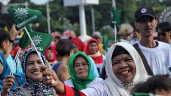 Sejumlah peserta mengikuti jalan santai keluarga besar Muhammadiyah DKI jakarta di Silang Barat Daya Monas, Jakarta, Minggu (16/12). [Suara.com/Muhaimin A Untung]