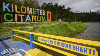 Pengunjung berswafoto di Danau Cisanti, Kabupaten Bandung, Jawa Barat, Senin (17/12). ANTARA FOTO/Raisan Al Farisi