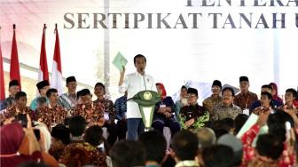 Gaya Kocak Jokowi Saat Bagikan Ribuan Sertifikat Tanah Untuk Warga Jambi