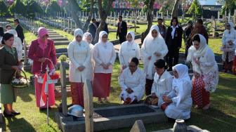 Iriana Jokowi dan Menteri Yohana Peringati Hari Ibu di Taman Makam Pahlawan