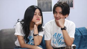 Artis Ari Irham bersama Yuriko Angeline berpose saat berkunjun ke kantor Redaksi Suara.com, Jakarta, Selasa (18/12). [Suara.com/Muhaimin A Untung]