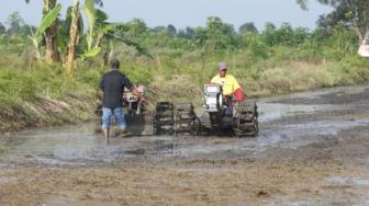 Kementan: Bantuan Mesin Pertanian Mampu Tekan Biaya Operasional Petani