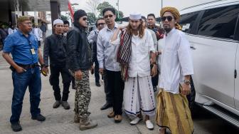 Habib Bahar bin Ali bin Smith (ketiga kanan) tiba untuk menjalani pemeriksaan perdana di Direktorat Kriminal Umum Polda Jawa Barat, Bandung, Jawa Barat, Selasa (18/12). [ANTARA FOTO/Raisan Al Farisi] 