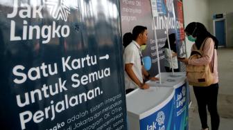 Petugas menunjukan kartu Jak Lingko di Stasiun Tanah Abang, Jakarta Pusat, Senin (17/12). [Suara.com/Fakhri Hermansyah]