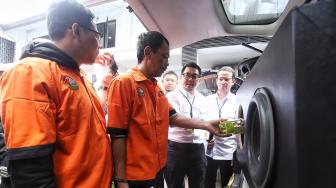 Tersangka dan barang bukti diperlihatkan saat pengungkapan kasus narkotika di Kantor Dit Resnarkoba Polda Metro Jaya, Jakarta, Rabu (19/12). [Suara.com/Muhaimin A Untung]