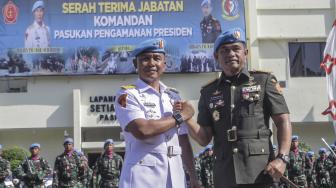 Panglima TNI Marsekal TNI Hadi Tjahjanto (tengah) melakukan salam komando bersama Brigjen TNI Maruli Simanjuntak (kanan) dan Mayjen TNI (Mar) Suhartono (kiri) usai serah terima jabatan Komandan Pasukan Pengamanan Presiden (Paspampres) di Mako Paspampres, Jakarta, Rabu (19/12). [ANTARA FOTO/Muhammad Adimaja]
