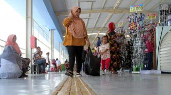 Suasana jembatan penyeberangan multiguna atau "Skybridge" Tanah Abang di Jakarta Pusat, Rabu (19/12).[Suara.com/Fakhri Hermansyah]