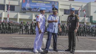 

Panglima TNI Marsekal TNI Hadi Tjahjanto (tengah) berbincang dengan Brigjen TNI Maruli Simanjuntak (kanan) dan Mayjen TNI (Mar) Suhartono (kiri) usai serah terima jabatan Komandan Pasukan Pengamanan Presiden (Paspampres) di Mako Paspampres, Jakarta, Rabu (19/12). [ANTARA FOTO/Muhammad Adimaja]
