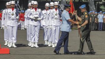 Panglima TNI Marsekal TNI Hadi Tjahjanto (kiri) menyerahkan Pataka Pasukan Pengamanan Presiden (Paspampres) Setia Waspada kepada Komandan Paspampres Brigjen TNI Maruli Simanjuntak (kanan) pada acara serah terima jabatan Komandan Paspampres di Mako Paspampres, Jakarta, Rabu (19/12). [ANTARA FOTO/Muhammad Adimaja]