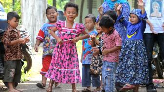 Suasana belajar-mengajar di Sekolah Alternatif Anak Jalanan (SAAJA) daerah Kuningan, Jakarta Selatan, Kamis (20/12).[Suara.com/Fakhri Hermansyah]