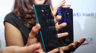 Model mencoba smartphone terbaru Mate 20 Series dari Huawei saat peluncuran perdana di Hotel Westin, Jakarta, Rabu (19/12). [Suara.com/Muhaimin A Untung]