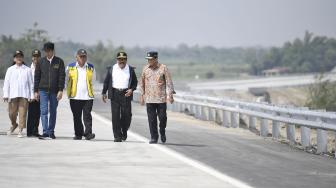 Presiden Joko Widodo (ketiga kiri) didampingi Ibu Negara Iriana Joko Widodo (kiri), Menteri BUMN Rini Soemarno (kedua kiri), Menteri PUPR Basuki Hadimuljono (ketiga kanan), Menteri Perhubungan Budi Karya Sumadi (kanan) dan Gubernur Jawa Timur Soekarwo (kedua kanan) meninjau ruas jalan Trans Jawa di Interchange Bandar kilometer 671, Jombang, Jawa Timur, Kamis (20/12). [ANTARA FOTO/Puspa Perwitasari]