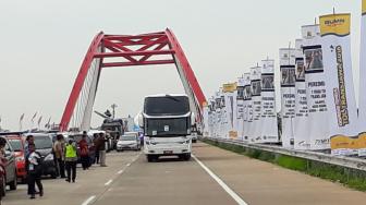 Jajal Tol Baru Pakai Bus, Jokowi Molor di Samping Iriana