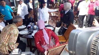 Makan di Rest Area Tol Trans Jawa, Jokowi Makan Pecel Lele dan Kerupuk